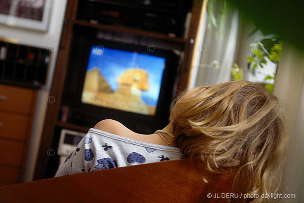 petite fille devant la tlvision - little girl in front of television